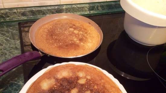 Mga pancake na may keso sa maliit na bahay at itim na kurant (Topfenpalatschinken)