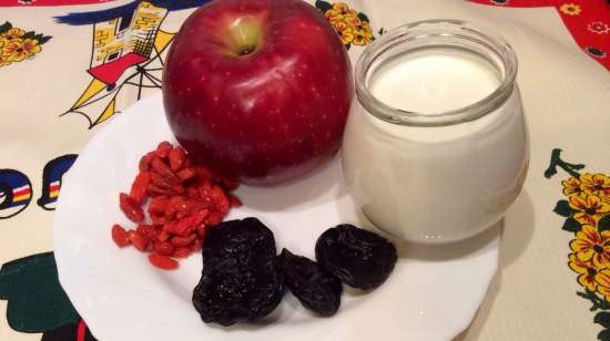 Postres de iogurt amb poma, prunes i baies de goji (Daily Collection Philips Blend & Go mini batedora HR2874)