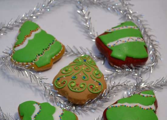 We decorate gingerbread cookies, cookies