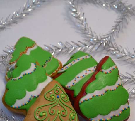 We decorate gingerbread cookies, cookies