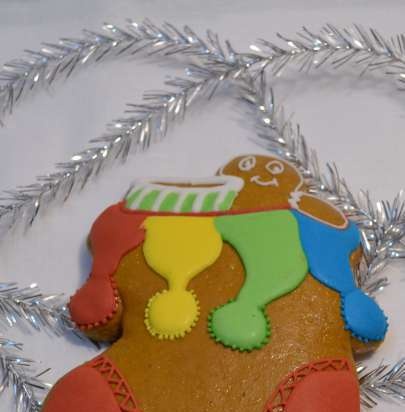 We decorate gingerbread cookies, cookies