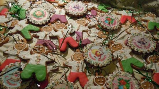 We decorate gingerbread cookies, cookies