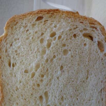 Pane alla senape in una macchina per il pane