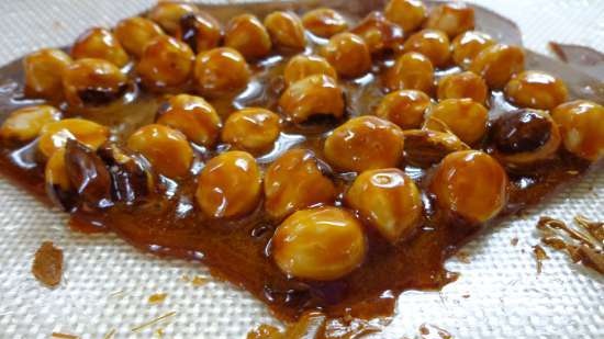 Gumulong kasama ang praline at hazelnuts