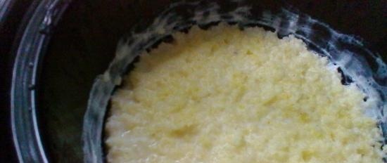 Gachas de mijo con leche sin diluir en una olla de cocción lenta KT205