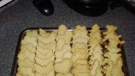 Delicate cookies (gingerbread) on the Christmas tree