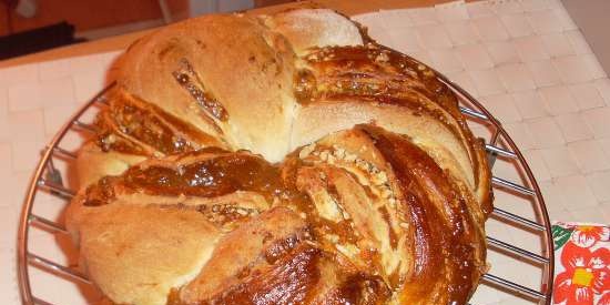 Kranz with boiled condensed milk and walnuts (on cold dough)