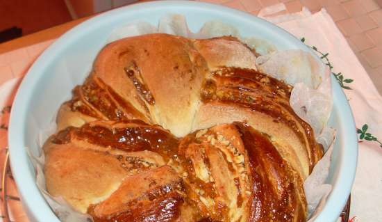 Kranz with boiled condensed milk and walnuts (on cold dough)