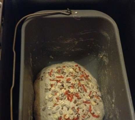 Pane d'avena finlandese in una macchina per il pane