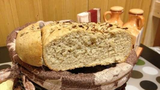 Pane d'avena finlandese in una macchina per il pane