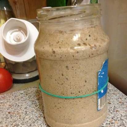 Pan de centeno con avena en una máquina de pan