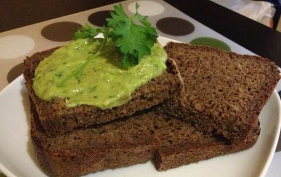 Pan de centeno con avena en una máquina de pan