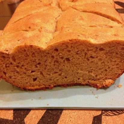 Pane con patate, aglio ed erbe provenzali