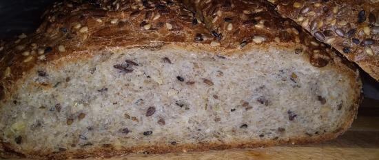 Pane con farina d'avena, crusca, sesamo e semi