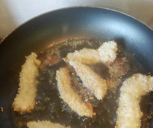 Filete de pollo empanizado crujiente de sésamo