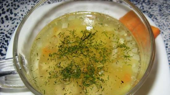 Zuppa di brodo di pollo con funghi prataioli e tagliatelle