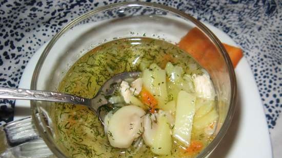 Zuppa di brodo di pollo con funghi prataioli e tagliatelle