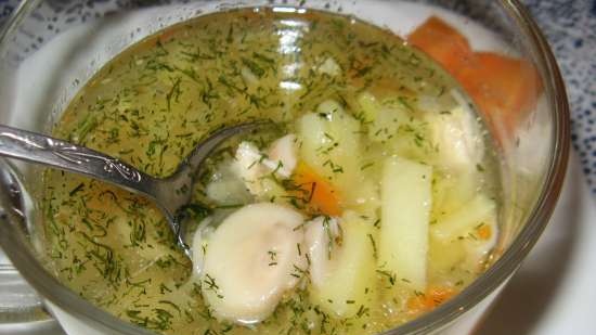 Zuppa di brodo di pollo con funghi prataioli e tagliatelle