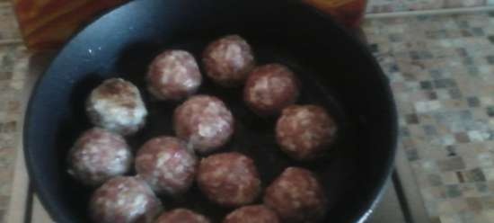 Polpette con frittelle e funghi in una pentola