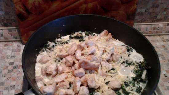 Collapsible pie with chicken and spinach