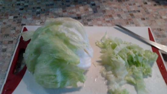 Spicy salad na may Chinese cabbage, keso at ubas.