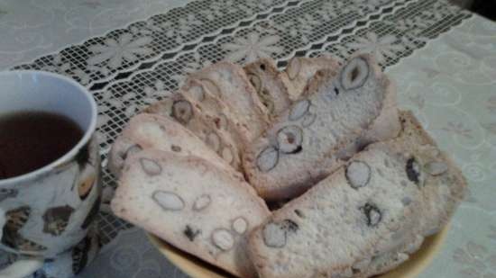 Eiwitbiscotti met noten