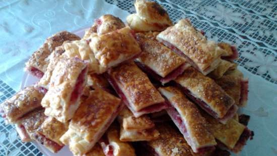 Puff strips with lingonberry-banana filling