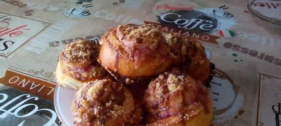 Apple Cinnabons με Streusel και λούστρο καφέ