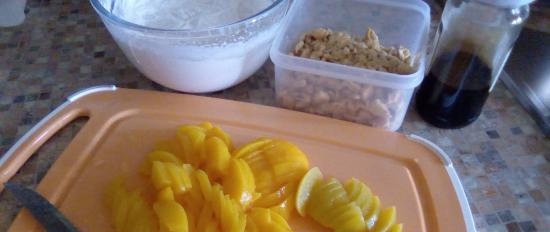 Dessert in un bicchiere con biscotti e frutta