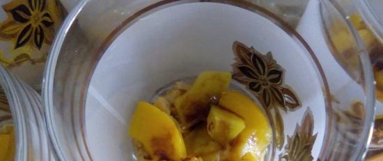 Dessert in un bicchiere con biscotti e frutta