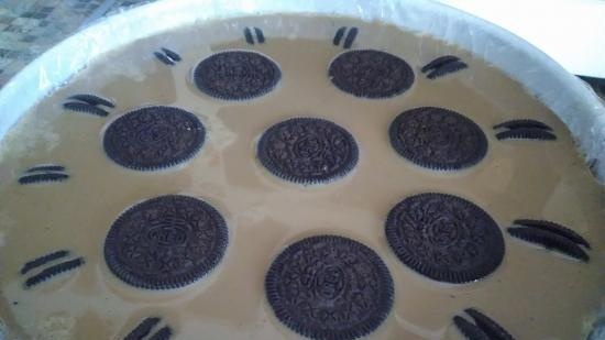 No-bake cake with Oreo cookies