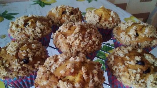 Pumpkin muffins with hazelnut streusel