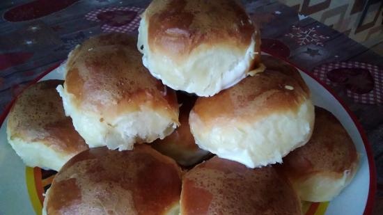 Buchteln buns (Buchtel) con ripieno di crema