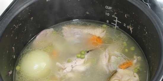 Sopas na may berdeng mga gisantes at manok