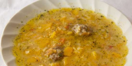 Zuppa di cavolo cappuccio con zucca, miglio e polpette