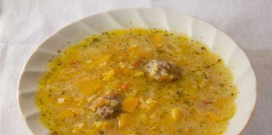 Zuppa di cavolo cappuccio con zucca, miglio e polpette