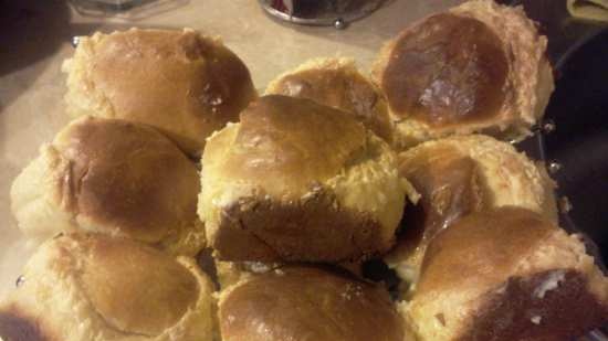 Buchteln buns (Buchtel) con ripieno di crema