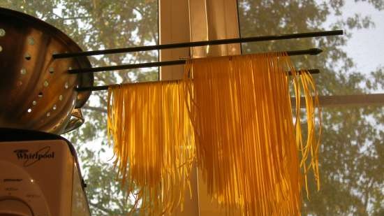 Tagliatelle fatte in casa, ravioli e tutto il necessario per prepararli