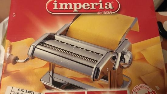 Sfogliatrici per pasta-tagliatelle (selezione del modello, caratteristiche, recensioni)