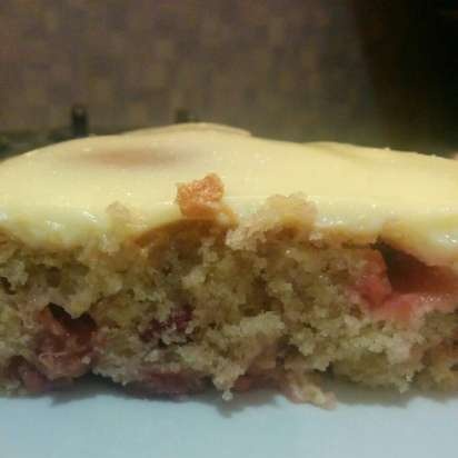 Pastel de ciruelas con relleno de crema agria