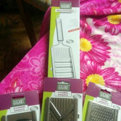 Vegetable graters and shredders, kevlar gloves