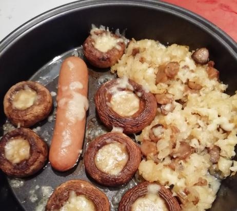 Champignons baked with suluguni in Georgian style