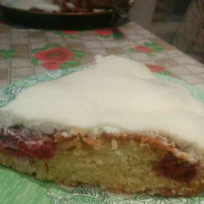 Pastel de ciruelas con relleno de crema agria