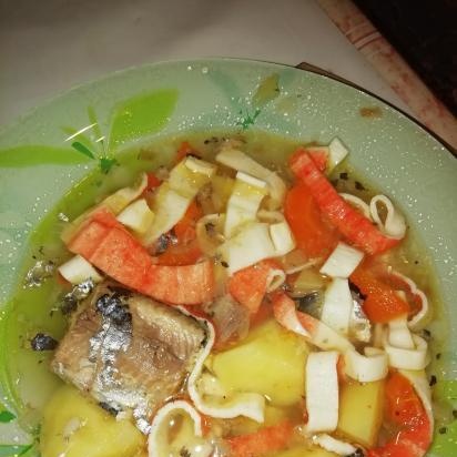 Naka-kahong isda na sopas na may mga crab noodles