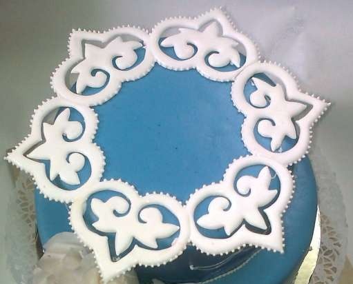 Icing cakes