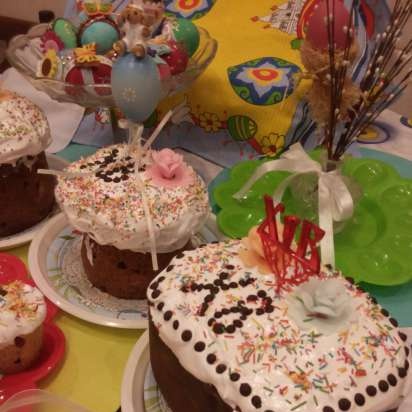 Kulich Koninklijke spelbreker in een broodbakmachine