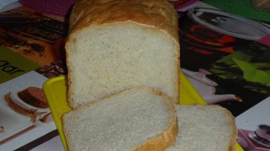 Pane francese in una macchina per il pane con lievito pressato