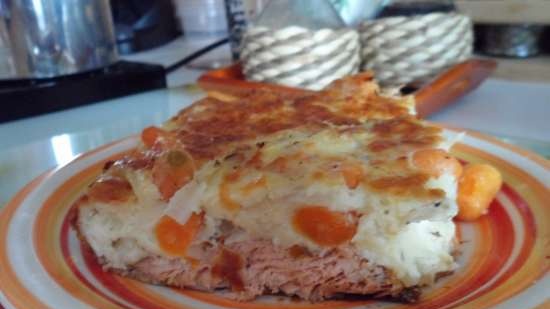 Salmón rosado al horno bajo una capa vegetal