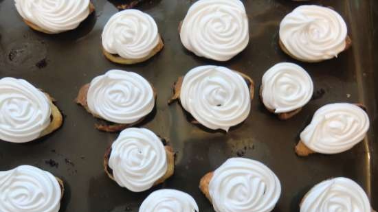 Caracoles de requesón con cereza de pájaro y merengue