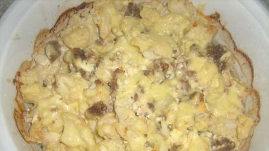 Minute dish of cauliflower with minced meat and cheese in a pressure cooker Polaris 0305